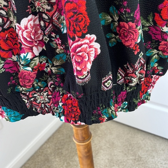 C Floral Blouse with Lace Detailing - Picture 7 of 11